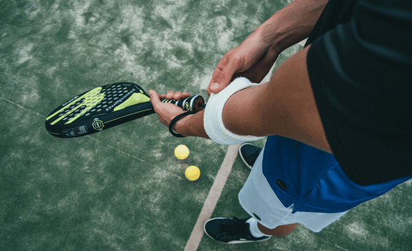 Padel Warszawa - jak zarezerwować kort i zagrać krok po kroku